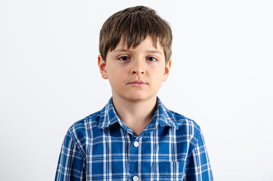 Kid looking at fromt at camera