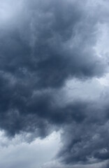 Wolkenschauspiel am Abendhimmel - Dunkle bedrohliche Regenwolken - Gewitterwolken, Depression, melancholische Stimmung	