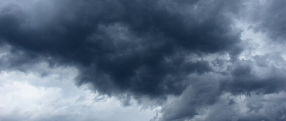 Obraz premium Wolkenschauspiel am Abendhimmel - Dunkle bedrohliche Regenwolken - Gewitterwolken, Depression, melancholische Stimmung