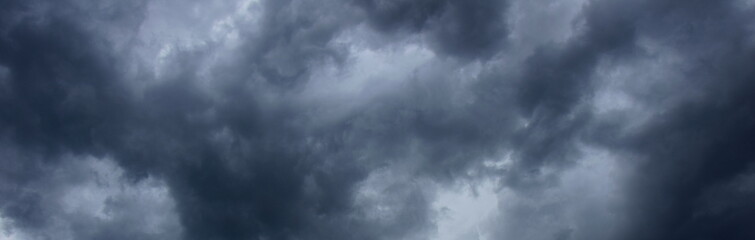 Wolkenschauspiel am Abendhimmel - Dunkle bedrohliche Regenwolken - Gewitterwolken, Depression, melancholische Stimmung	