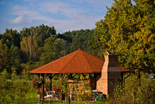 Domek , altanka z grillem , komin , wśród drzew i łąk. Cottage, gazebo with grill, chimney, among trees and meadows.