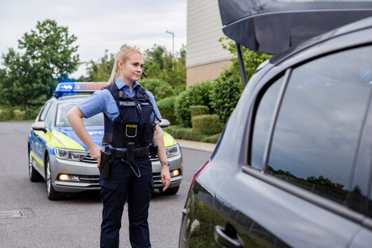 Polizistin kontrolliert auto