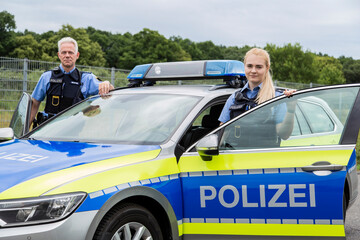 Polizeiauto und Polizeibeamte
