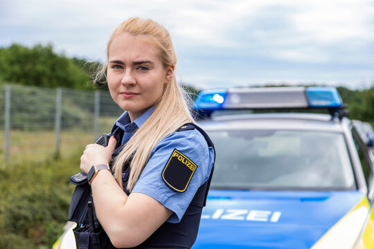 Polizistin mit Funkger&auml;t