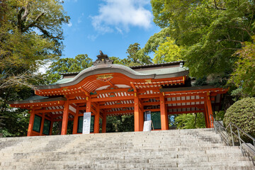 秋の青空と香取神宮の総門