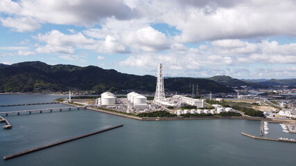Fototapeta premium SDGs火力発電所！ドローン空撮 火力発電所と山口県柳井市の街並み！山口県観光 柳井市