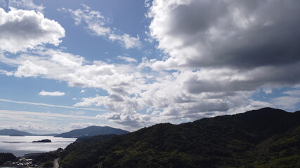 Obraz premium ドローン 空撮 山口県観光PRヤナイ SDGs 自然豊かな山口県柳井市の街並みと青い空と白い雲！