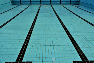 Schwimmbad Panorama mit blauem leerem Schwimmbecken