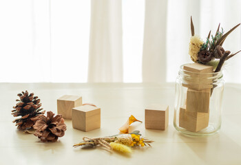 積み木を瓶に入れたオブジェを窓際に並べる