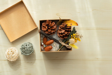 箱に入った松ぼっくりやドライフラワーやどんぐり