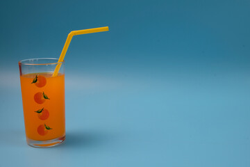 Straws for drinking water of various colors that are commonly used in restaurants. and easy to find in department stores