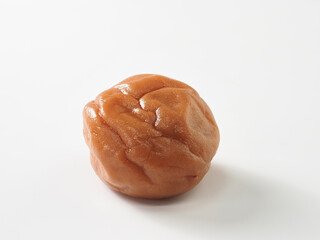 梅干し　白背景で