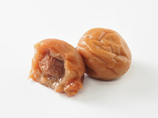 梅干し　白背景で