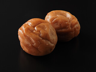 梅干し（南高梅）を黒背景で