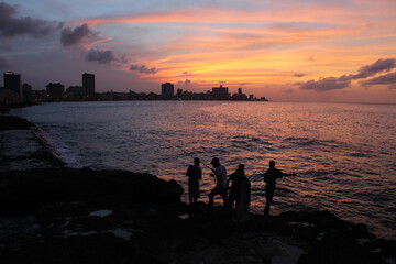 Puesta de sol en la ciudad de La Habana. Paisaje urbano de una puesta de sol en La Habana