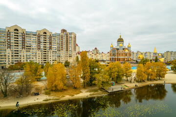Fototapeta na wymiar Aerial view of the city by the river in autumn