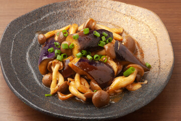 ナスときのこのバター醤油炒め