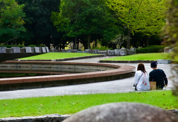 噴水とカップル