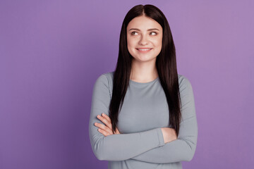 Obraz premium Photo of young lovely girl folded hands curious look empty space isolated over violet color background