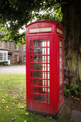 Obraz premium working red telephone box