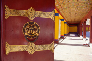 チベット・カム地方 理塘(リタン)寺の回廊 - obrazy, fototapety, plakaty