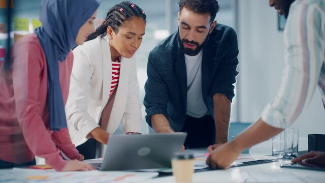 Multi-Ethnic Office Conference Room Businesspeople Meeting at Big Table. Diverse Team of Creative Entrepreneurs Talk, Find Solution. Specialists work in Digital e-Commerce Startup. Slow Motion