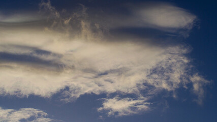 Passages de quelques nuages de haute altitude, pendant le coucher du soleil