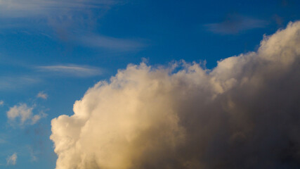 Fototapeta na wymiar Passages de quelques nuages de haute altitude, pendant le coucher du soleil