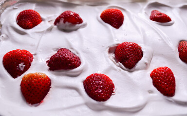 Detalhes da sobremesa com morango e chantilly. 