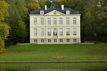 Le château Malou récemment restauré servant pour des réunions ,séminaires , se reflétant dans l'étang du parc à Woluwe-St-Lambert