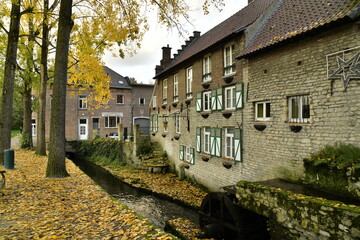 Le moulin à eau de Lindekemale en automne ,le long de la Woluwe à l'est de Bruxelles 