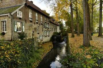 Le moulin à eau de Lindekemale en automne ,le long de la Woluwe à l'est de Bruxelles 