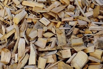 Hackschnitzel als Biomasse und Bodenbedeckung frisch gewonnen