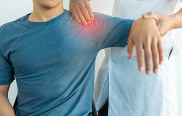 The doctor is diagnosing the patient's shoulder pain. A man with shoulder pain goes to the doctor for treatment.