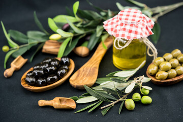 Kalt gepresstes Olivenöl extra virgin mit Zweig und Früchten