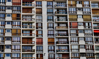 Fototapeta na wymiar Immeuble de logement avec balcons. Façade avec fenêtres.