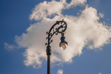 Farol en medio del cielo