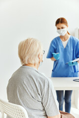 Obraz premium female doctor patient examination medical masks