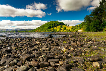 Kamienny brzeg na plaży przy jeziorze w Lake District (Kraina Jezior) obszar w północno-zachodniej Anglii w hrabstwie Kumbria