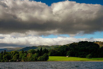 Górzysty zielony krajobraz w deszczowy pochmurny dzień Lake District (Kraina Jezior) obszar w północno-zachodniej Anglii w hrabstwie Kumbria