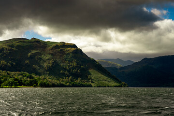 Górzysty zielony krajobraz w deszczowy pochmurny dzień Lake District (Kraina Jezior) obszar w...