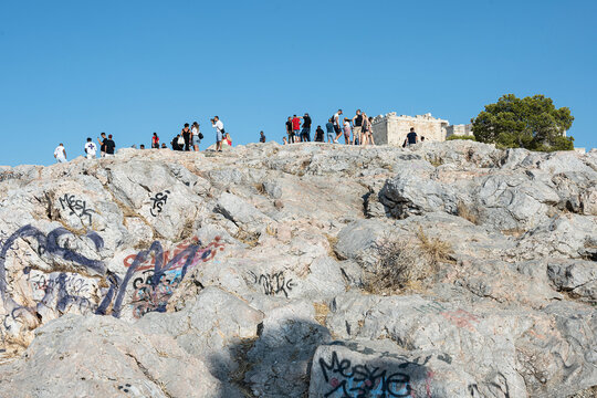 Leute auf dem Areopagfelsen, bei der Akropolis, Athen, Griechenland