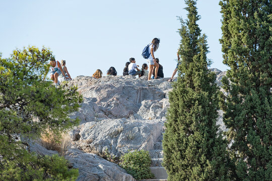Leute auf dem Areopag bei der Akropolis, Athen, Griechenland