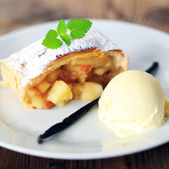 Apfelstrudel mit  Vanilleeis