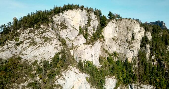 Top of World in der Schweiz, Amden, Aussichtspunkt Chapf und die bekannte Felswand, Drohnen Flug.