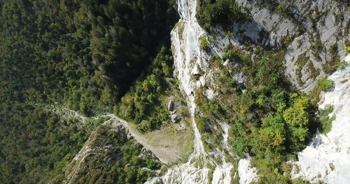 Top of World in der Schweiz, Amden, Aussichtspunkt Chapf und die ber&uuml;chtigte Felswand in die Tiefe, Drohnen Flug 360&deg; Vertigo.