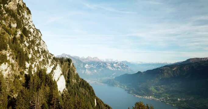 Top of World in der Schweiz, Amden, Speedramp &uuml;ber Leistchamm Klinge mit Blick auf den Walensee, Walenstadt, Murg, Gamsberg sowie Flumserberg. 