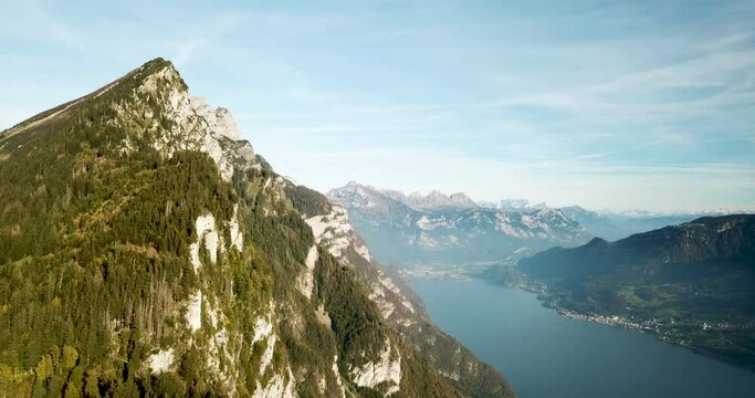 Top of World in der Schweiz, Amden, Speedramp über Leistchamm Klinge seitlich mit Blick auf den Walensee, Walenstadt, Murg, Gamsberg sowie Flumserberg. 