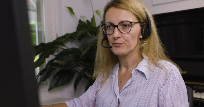 Home Office wegen Corona. Kunde reklamiert am Telefon, Verk&auml;uferin nimmt Reklamation entgegen und beruhigt Kunde.