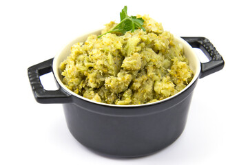 plat de purée de brocoli isolé sur un fond blanc